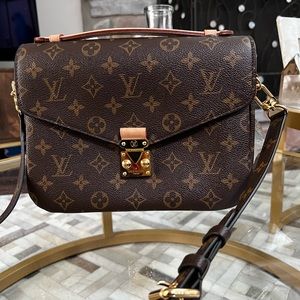 Authenticity guaranteed Louis Vuitton Pochette Métis. Like new condition.